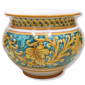 Puede incluir: Una maceta de cerámica con forma ancha y redondeada. La maceta presenta un interior blanco y un diseño floral turquesa y amarillo en el exterior. El borde está adornado con un patrón dorado y amarillo. La base es de color marrón claro.