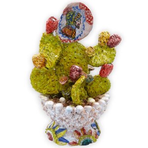 Pianta ficodindia in vaso mezza pigna con applicazioni di ficodindia e fiori, h 35 e L 23 cm ca