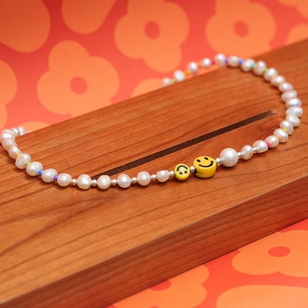 Smiling Spring Bead Necklace, Smiley Face Necklace, 90s Bead Necklace, Spring Necklace, Summer Necklace, Happy Face Necklace