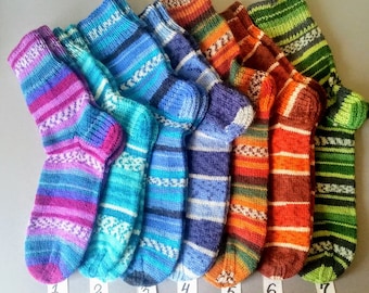 Hand gestrickte Socken aus Wolle