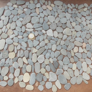 Bulk 300 ultra thin flat GREY slate pebbles 1-4cm, 0,4"-1,6"; Decorative sea stones for pebble art & crafts; Aquarium pebbles