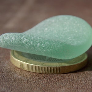 Makellos echtes Seeglas zur Schmuckherstellung; Wunderschön gefrostete Vintage-Coca-Cola-Flaschenscherbe, Sammlerstück, salbeigrünes Seeglas, 2,5 cm.