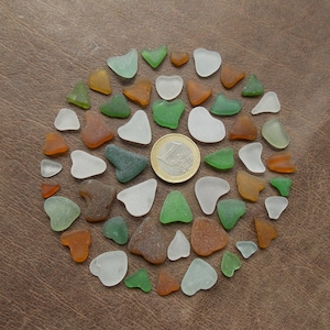 50 pequenos corações de vidro marinho natural a granel; Vidro marinho espanhol genuíno em forma de coração gelado; Cartão de amor para o dia dos namorados; 8-20 mm, 0,3"-0,8"