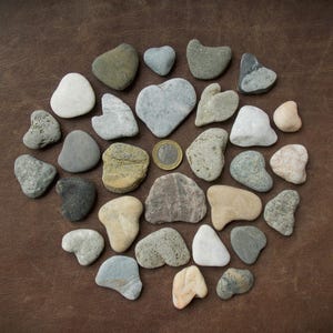 30 Pedras de praia mediterrâneas pequenas a médias em formato de coração para artesanato e arte com seixos; Rochas marinhas multicoloridas; Corações de praia para artesanato