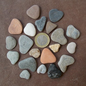 20 Tiny Natural heart shaped beach stones for pebble art and crafting, Flat Mediterranean sea rocks Heart pebbles; 1,2cm-2,5cm, 0.5&quot; - 1&quot;