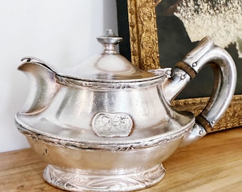 Tetera antigua bañada en plata del Hotel Alexandria de Los Ángeles.