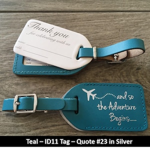BAGAGETAGS VOOR HUWELIJK | Caribisch blauw, stijl (id 11) en dus: het avontuur begint in zilver, onze quote #23, met zilveren opdruk en gesp.