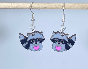 Pendientes de madera con forma de mapache, ideales para amantes de los animales.