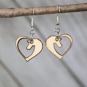 Houten hangoorbellen met paardenhart