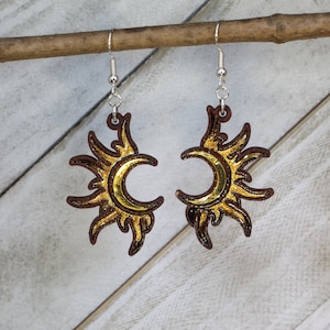Pendientes bohemios de madera, cobre y oro con diseño de sol y luna