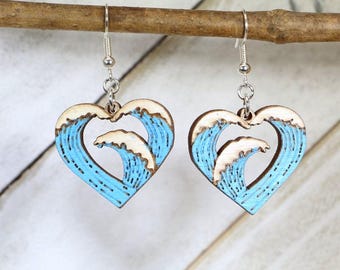 Pendientes colgantes de madera con forma de corazón y olas inspirados en el océano: hechos a mano e hipoalergénicos.