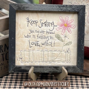 Keep Lächelnder Primitive Stitchery gerahmter Druck