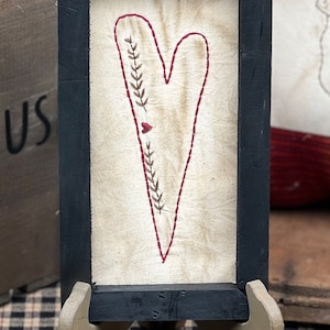 Broderie encadrée primitive coeur