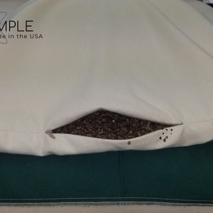 Peut inclure: Une taie d'oreiller blanche avec le texte "I SLEEP SIMPLE Natural * Organic * Made in the USA" est ouverte pour r&eacute;v&eacute;ler un garnissage d'oreiller en coque de sarrasin brun.