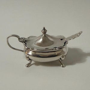 1950年代の英国製シルバーメッキマスタードポット、ブルーガラスライナーとスプーン付き