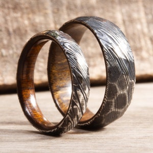 Eheringe aus Holz & geschwärztem Damaststahl, gehämmerte Ringe, facettierte Ringe, rustikale Verlobungsringe, massives Hartholz aus Patagonic