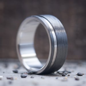 Anillo de titanio y fibra de carbono con bajo relieve
