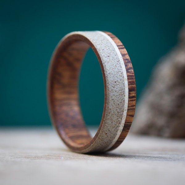 Bague plate en bois de viraro, béton gris et titanium. Bague hypoallergénique. Très résistante et durable. Pour hommes et femmes. Alliance.