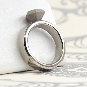LEAD TIME 96 hs - Woman Grey Concrete and Titanium Bridal Ring, Alternative Diamond Solitaire, Solitaire Engagement Ring, Concrete Diamond