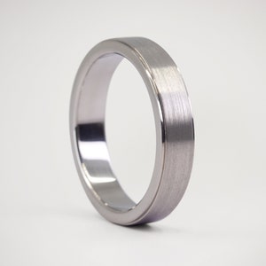 Alianza de titanio, Anillo de casamiento, titanio cepillado, 4mm anillo brillante, joyeria moderna