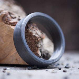 Klaar voor verzending: unidirectionele zwarte trouwring koolstofvezel, massieve koolstofvezel verlovingsring heren, platte zwarte ring, handgemaakte sieraden