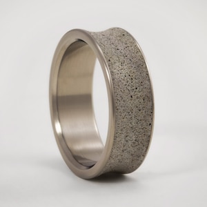 Konkav betongring, titanring, modern herrvigselring