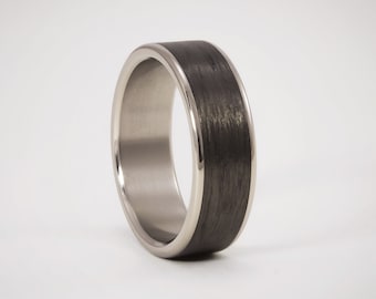 Prêt à expédier - Carbon Fiber Wedding Ring Inner Titanium, Polished Titanium Edges, Mens Engagement Band, Gift for him, Black Wedding Band