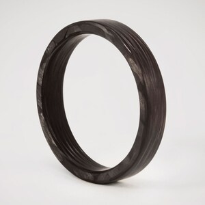 anillo negro de fibra de carbono, alianza negra de bodas, anillo de hombre negro, anillo de boda de fibra de carbono, joyeria contemporanea