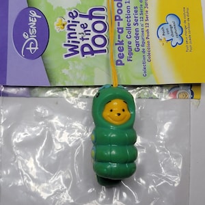 Kolekcja figurek Kubusia Puchatka Peek A Pooh #12 Garden Series Caterpillar Leaflet Tomy Yujin Mini Charm Disney Brelok Automat do sprzedaży