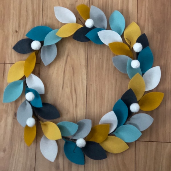 Farmhouse Contemporary Modern Felt and Yarn Ball Wreath #feltwreath