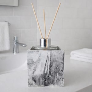 Modern Marble Reed Diffuser Set with Glass Holder, Flame Free Fragrance, Phthalate-Free Fragrance, Minimalist Home Décor, Natural Diffuser