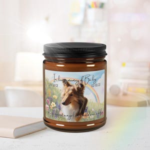 Peut inclure: Un bocal en verre brun avec un couvercle noir. L'étiquette représente un chien avec un arc-en-ciel et des fleurs. Le texte sur l'étiquette indique "En souvenir de Bailey 04/28/21 - 02/03/23 L'ange le plus moelleux que nous puissions demander."