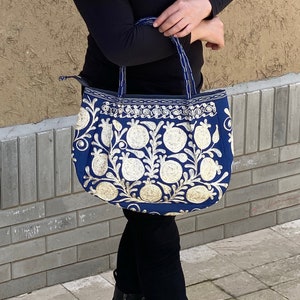 Suzani Denim Handtasche - Bestickte ethnische Stofftasche - usbekische Taschen mit Granatäpfeln, 30 x 38 cm