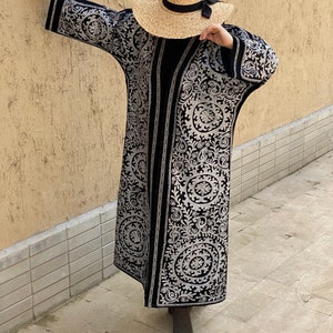 Suzani coat - Uzbek warm velvet embroidered chapan, size m - l - xl - xxl, chest 128 cm / 50.4", hips 136 cm / 53.5"