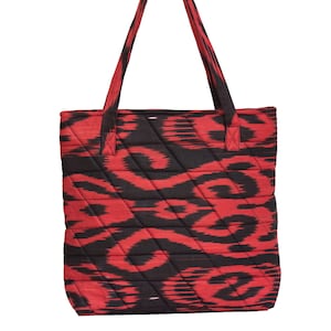 Ikat tote bag - usbekische gesteppte Reißverschlusstaschen in rot und schwarz, 39 x 35 x 11 cm