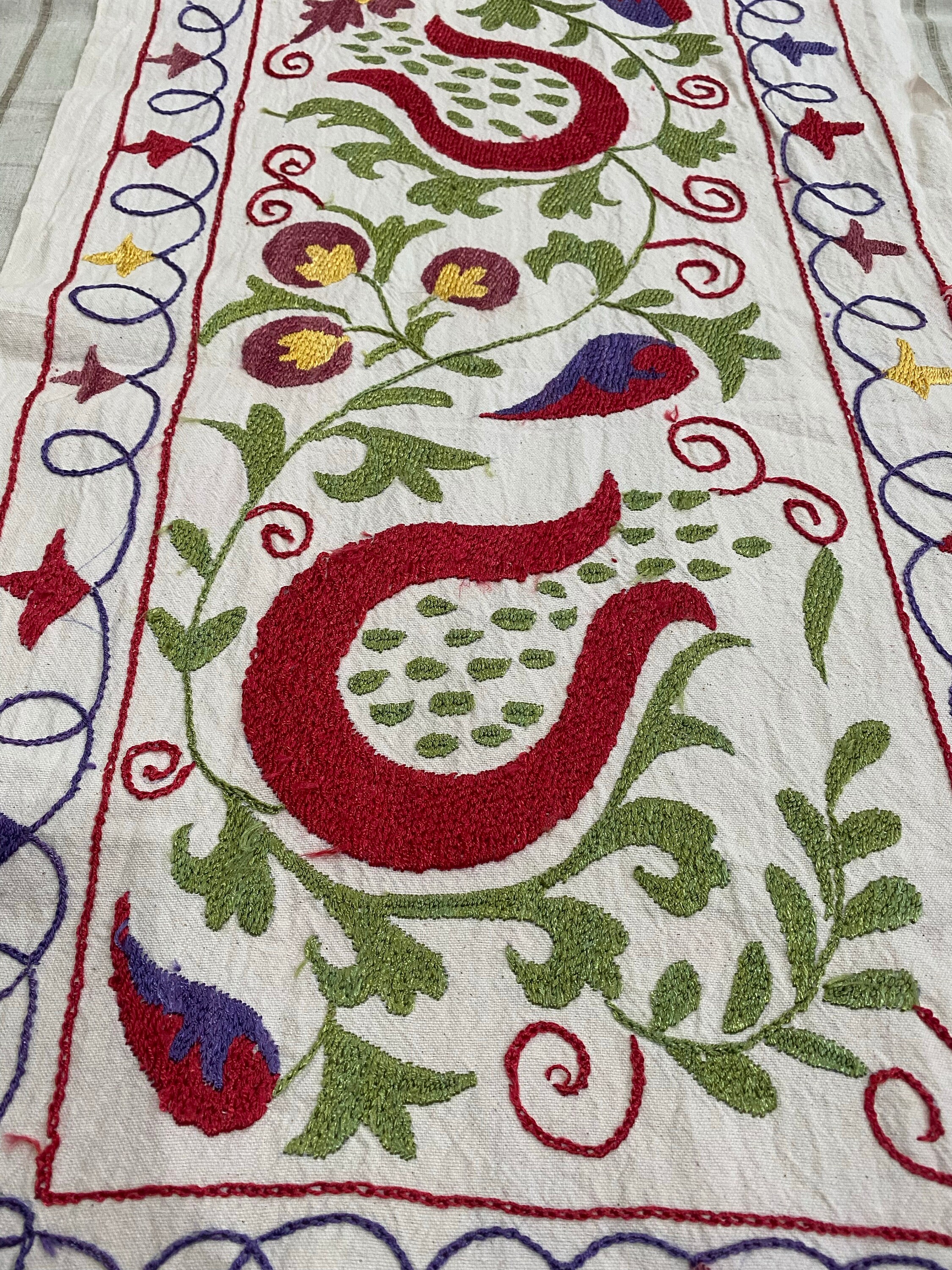 ウズベキスタンのスザニ刺繍テーブルランナー、48 x 180 cm / 19 x 71