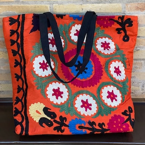 Sac fourre-tout ouzbek en coton avec broderie suzani vintage à la main des années 1970, 43 x 50 cm / 16,9 x 19,6 pouces