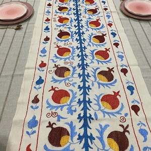 ウズベキスタンのスザニ刺繍テーブルランナー、48 x 180 cm / 19 x 71