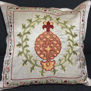 Housse de coussin suzani ouzbek en soie et coton, 49 x 47 cm / 19,3 x 18,5 pouces