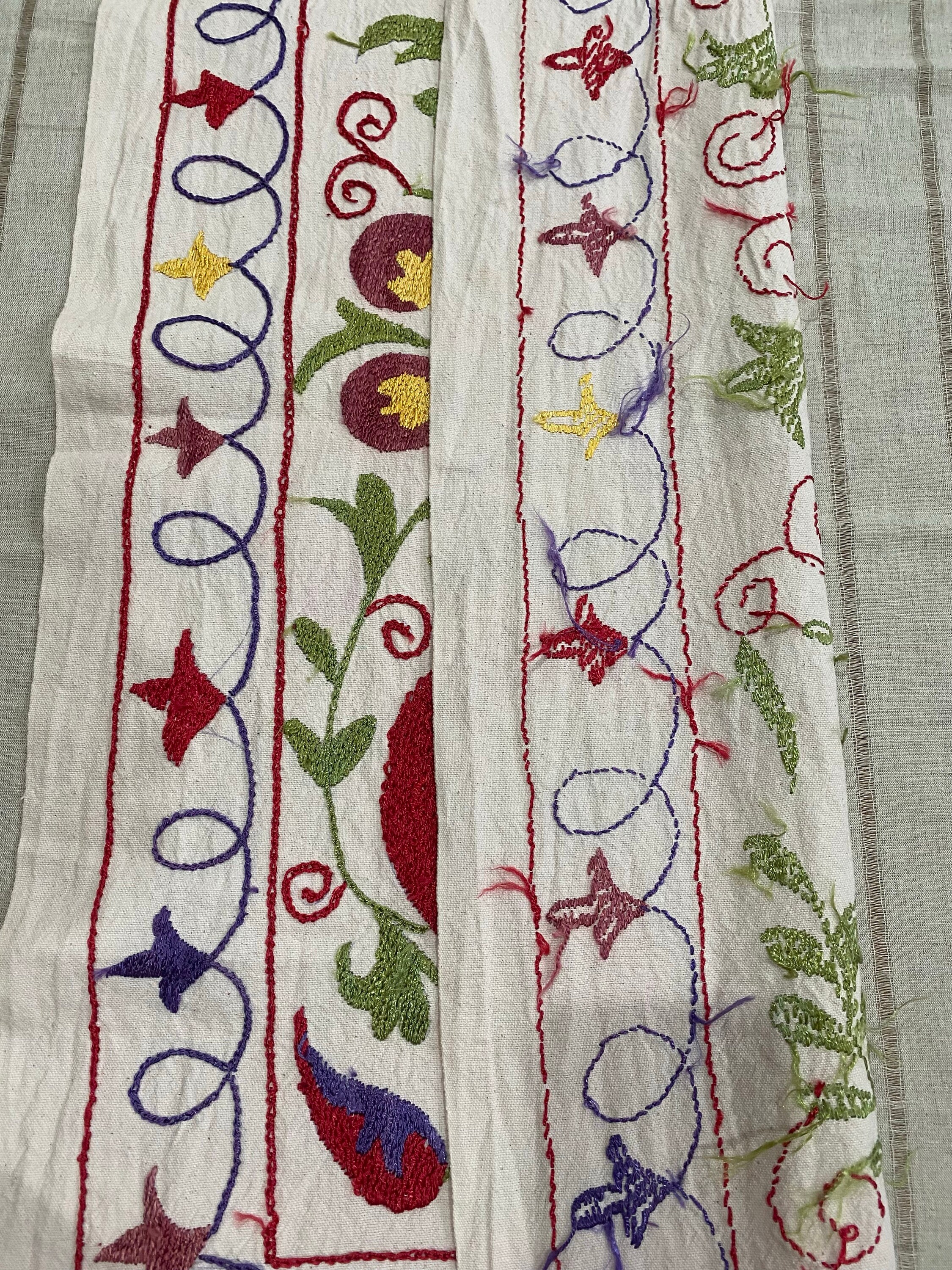 ウズベキスタンのスザニ刺繍テーブルランナー、48 x 180 cm / 19 x 71
