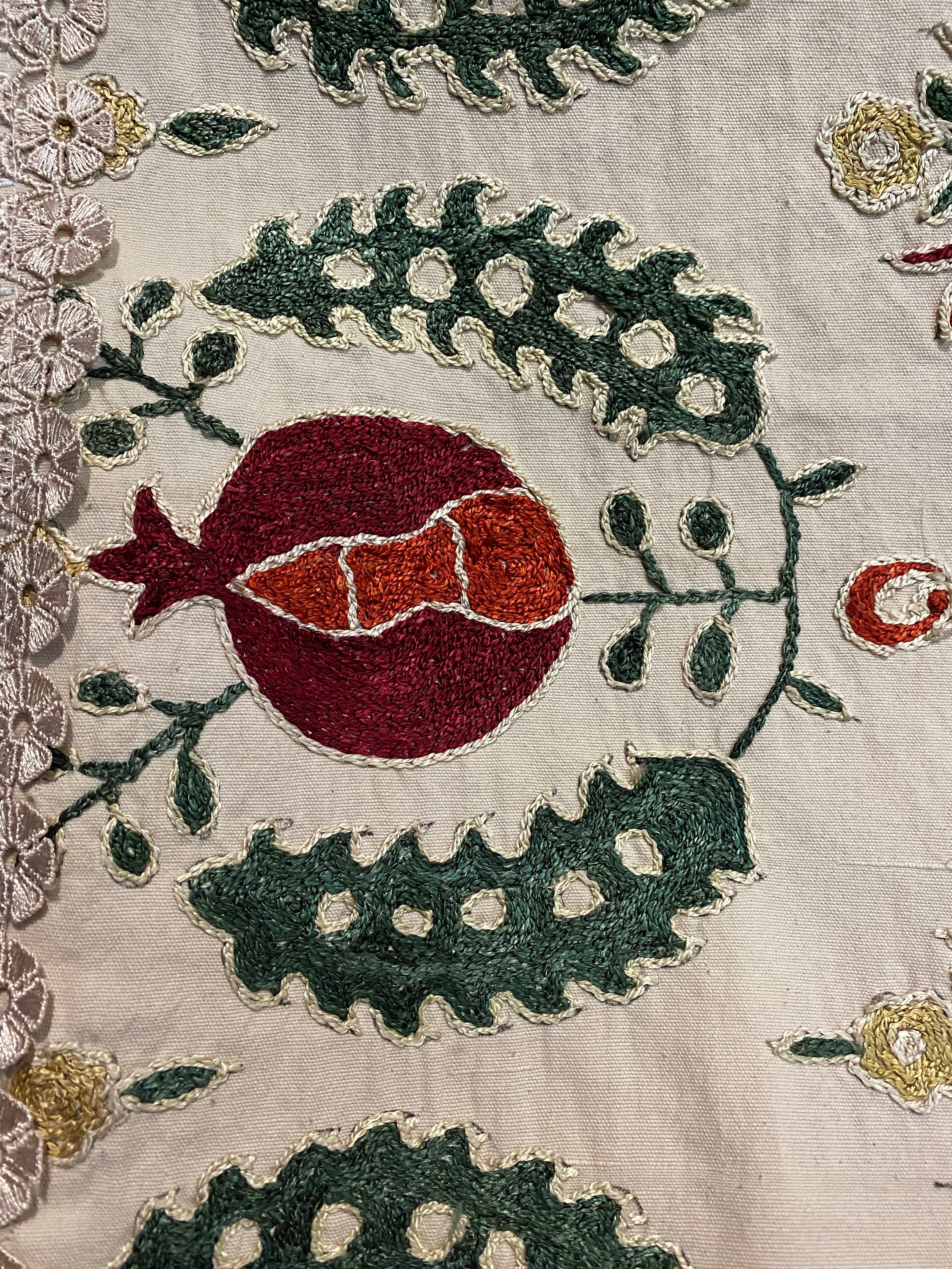 スザニ刺繍テーブルランナー - ウズベキスタン産ザクロテーブルクロス