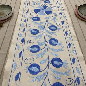 ウズベキスタンのスザニ刺繍テーブルランナー、48 x 180 cm / 19 x 71