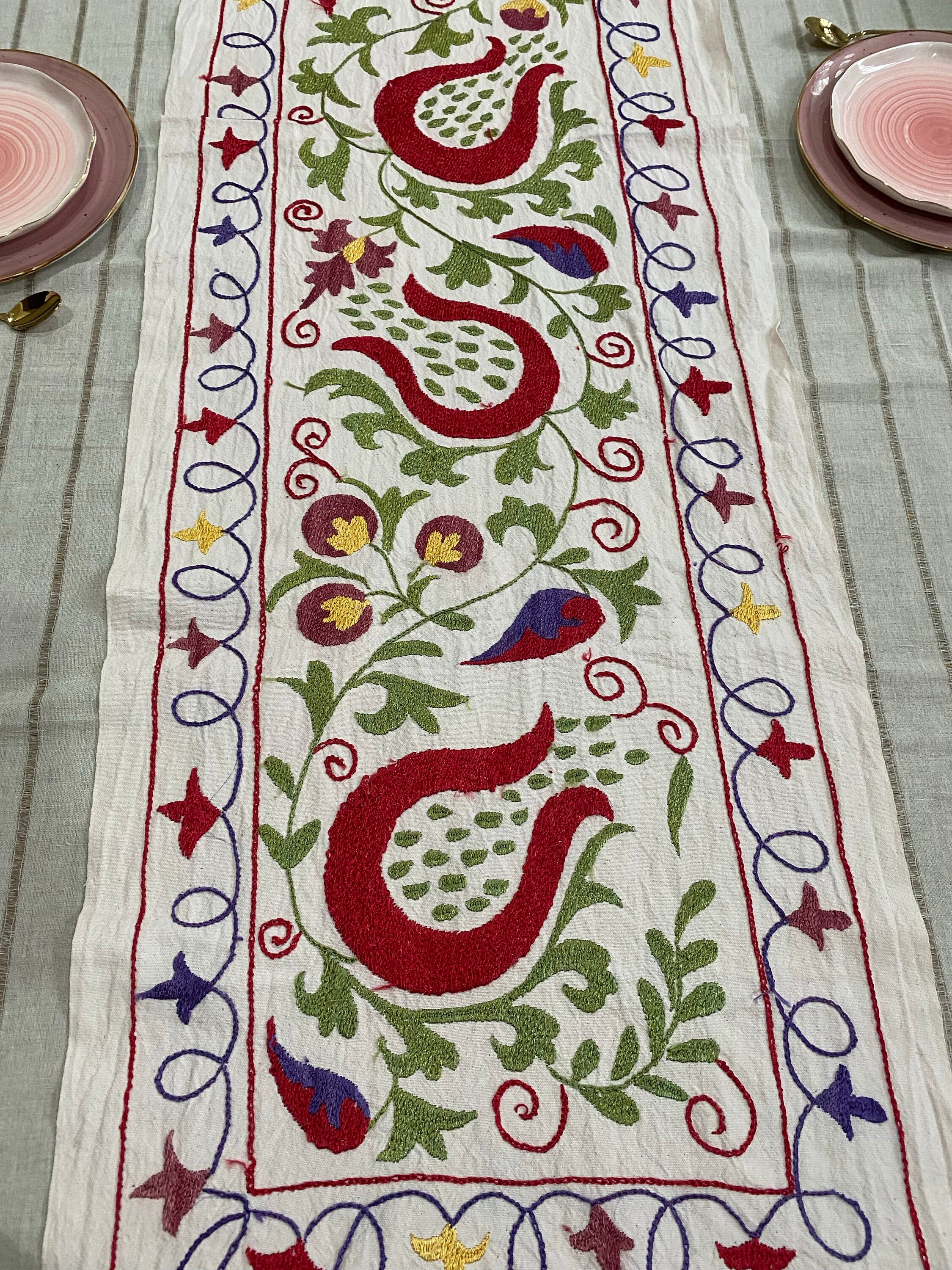 ウズベキスタンのスザニ刺繍テーブルランナー、48 x 180 cm / 19 x 71