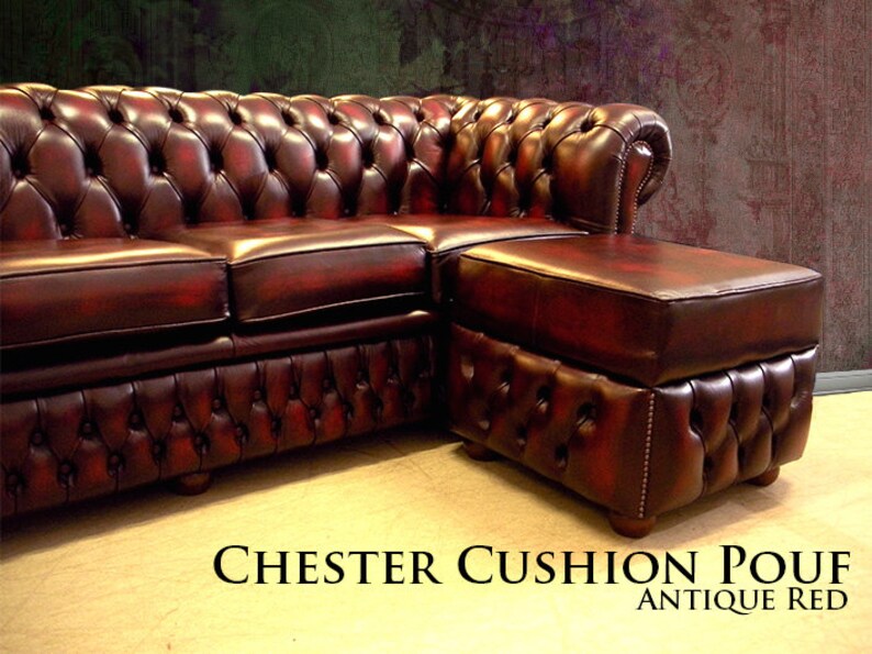 K&ouml;nnte beinhalten: Ein gro&szlig;es, rotes Chesterfield-Sofa aus Leder mit einer passenden Ottomane. Das Sofa hat ein gestepptes Design und ist in antikem Rot.