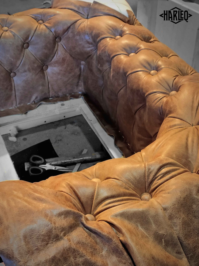 May include: A close-up of a brown leather sofa with button tufting. The sofa has a distressed appearance and is in the process of being assembled. The logo "HARLEQ" is visible in the upper right corner.