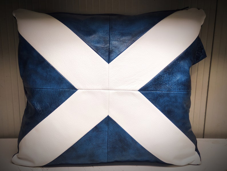 Pu&ograve; includere: Cuscino quadrato decorativo con un design bianco e blu. Il motivo &egrave; una forma a X bianca su sfondo blu. Il cuscino &egrave; realizzato in un materiale strutturato. Dimensioni approssimative: 40 cm x 40 cm.