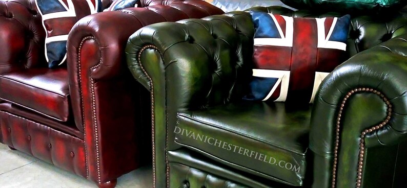 Pu&ograve; includere: Primo piano di tre divani Chesterfield in pelle bordeaux e verde. Ogni divano ha schienale e braccioli trapuntati. Sui divani ci sono cuscini con la bandiera Union Jack. Il sito web DIVANICHESTERFIELD.COM &egrave; visibile.