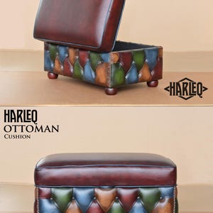 K&ouml;nnte beinhalten: Ein mehrfarbiger Lederhocker mit einer gesteppten Oberseite und einem Klappdeckel. Der Hocker ist aus braunem, gr&uuml;nem, blauem und braunem Leder gefertigt. Der Hocker ist mit "HARLEQ OTTOMAN CUSHION" beschriftet.