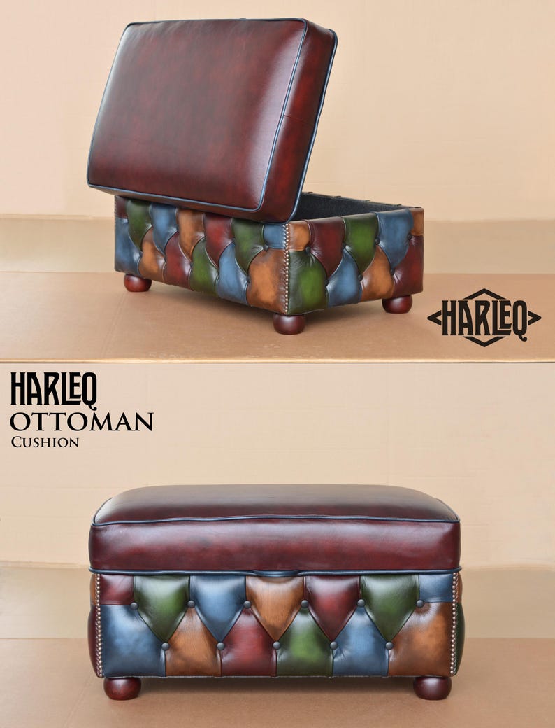 K&ouml;nnte beinhalten: Ein mehrfarbiger Lederhocker mit einer gesteppten Oberseite und einem Klappdeckel. Der Hocker ist aus braunem, gr&uuml;nem, blauem und braunem Leder gefertigt. Der Hocker ist mit "HARLEQ OTTOMAN CUSHION" beschriftet.
