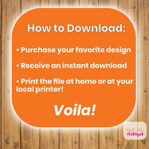 Op de afbeelding: Een oranje afgeronde rechthoek met witte tekst op een houten achtergrond. De tekst luidt: "Hoe te downloaden: Koop je favoriete ontwerp, Ontvang een directe download, Print het bestand thuis of bij je lokale printer! Voila!"